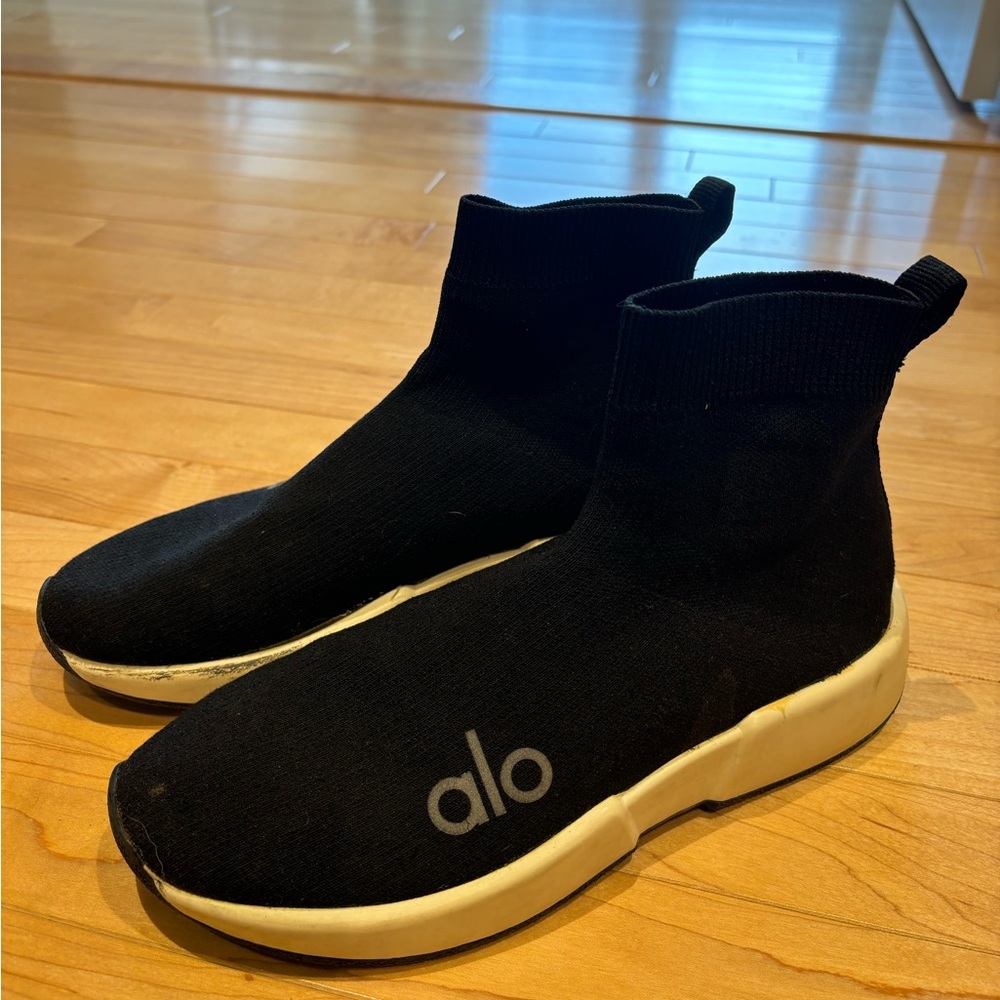 Women’s Alo Yoga slip on “sock” sneaker, size 9
